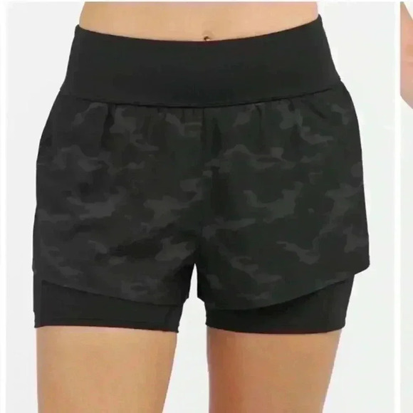 ••SOLD Spanx The Get Moving Short Camo medium - Picture 1 of 8